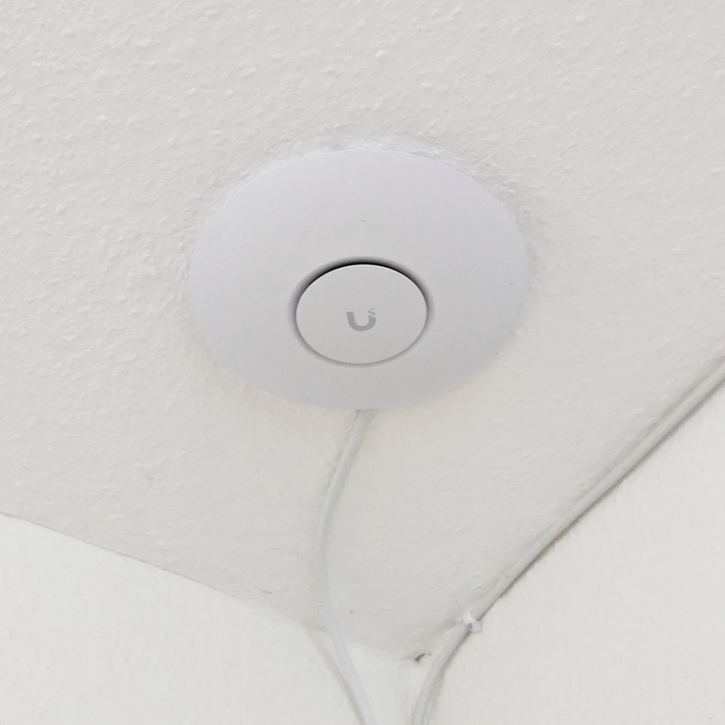 Access Point unter der Zimmerdecke